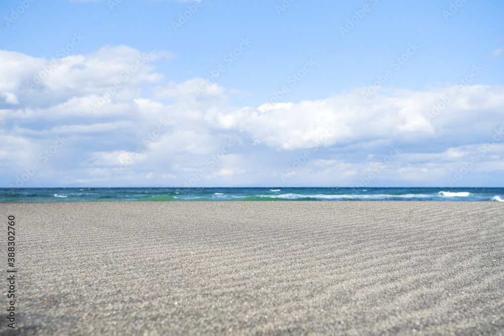 青い海と綺麗な模様の風紋