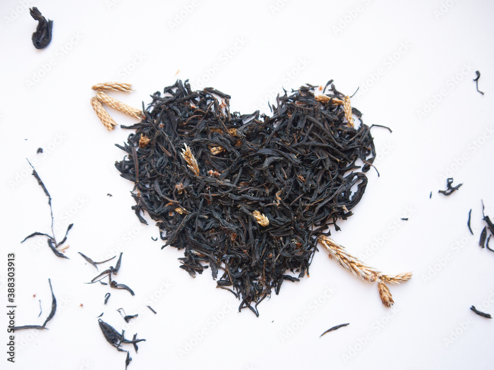 Fototapeta premium Leaf black tea tea leaves tea leaves background texture heart shape