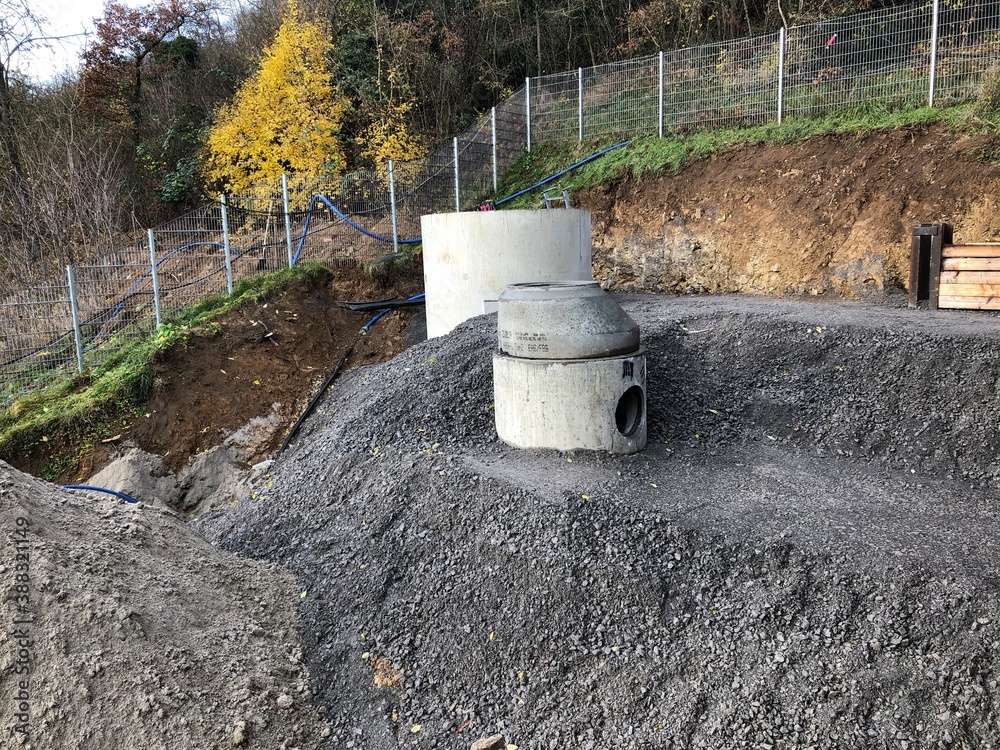 Aufbau von einem Abwasserschacht auf einer geschotterten Fläche Aufbau von einem Abwasserschacht auf einer geschotterten Fläche