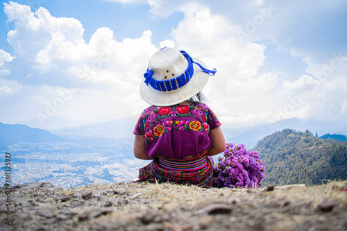 Obraz na płótnie niña usando sombrero con su indumentaria color morado