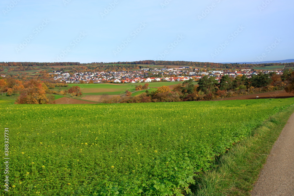 Blick über das Heckengäu auf die Gemeinde Weissach im Landkreis Böblingen
