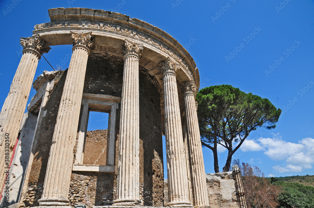 Tivoli - particolare del tempio della Sibilla	