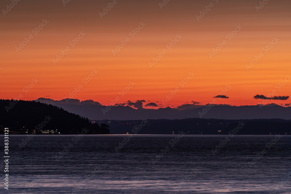 Naklejka premium sunrise over the sea