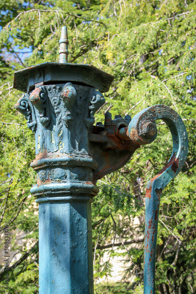 Eine Detailaufnahme einer alten Gußeisernen Wasserpumpe.