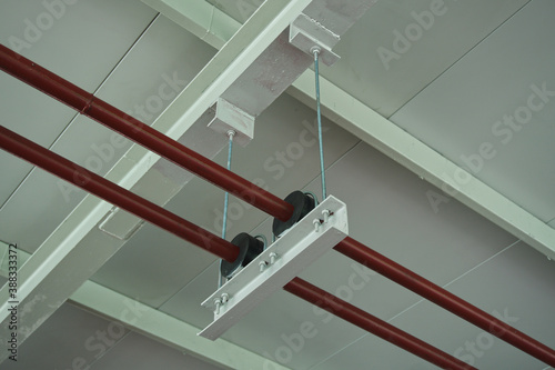 Installation of chilled water pipes under the building beam