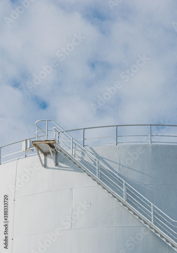 Gran estructura metálica blanca con escalera oxidada