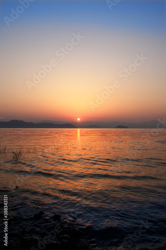 琵琶湖湖畔の日の出 © Paylessimages