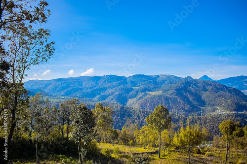 paisaje panorámico de montañas de cajola y pinos verdes  hermoso amanecer  photo
