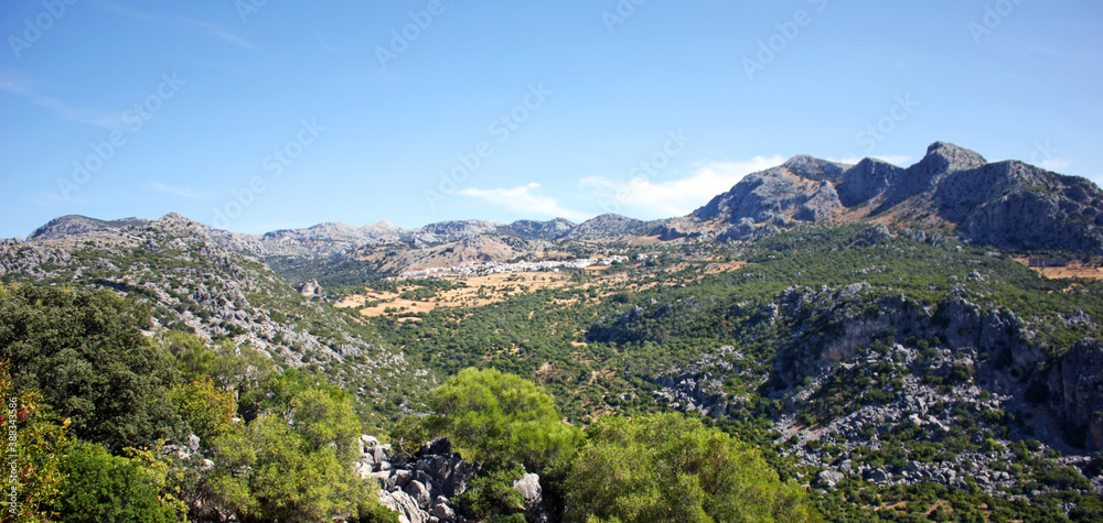 Paisaje del Parque Natural Sierra de Grazalema con el pueblo de Benaocaz al fondo, provincia de Cádiz Andalucía España