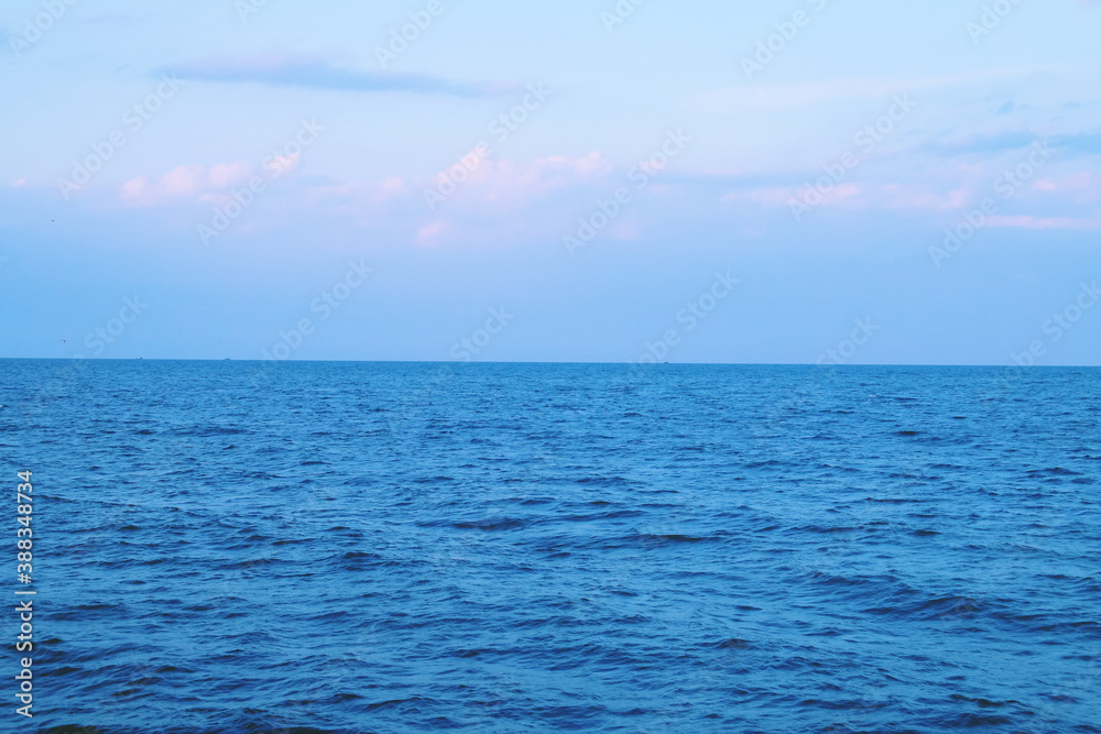 El mar negro al atardecer desde la costa. Paisaje marino donde el mar se une con el cielo en el horizonte.