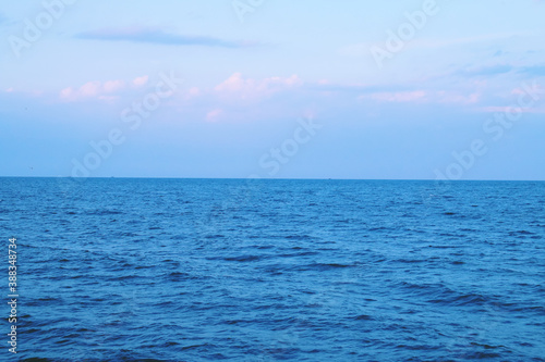 El mar negro al atardecer desde la costa. Paisaje marino donde el mar se une con el cielo en el horizonte. © AngelLuis