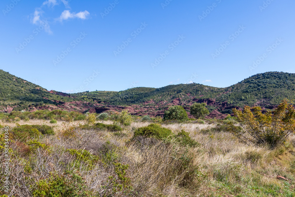 Paysage de roches rouges du Canyon du Diable à Saint-Saturnin-de-Lucian (Occitanie, France)