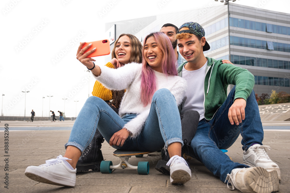 Happy group of friends takes a selfie outdoor. - obrazy, fototapety, plakaty 