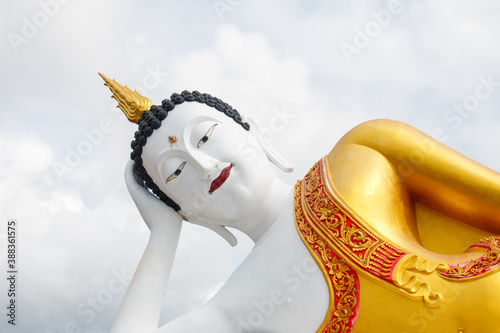Obraz na płótnie Big buddha in Wat Phra That Doi Kham (Temple of the Golden Mountain) w salonie