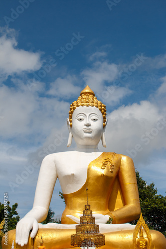 Obraz na płótnie Big buddha in Wat Phra That Doi Kham (Temple of the Golden Mountain) w salonie