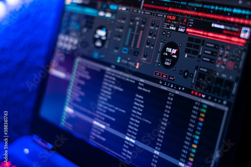 Mesa controladora de sonido con auriculares de DJ encendida con colores morados y azules