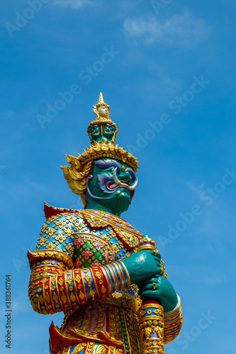 Obraz na płótnie Giant statue in Wat Phra That Doi Kham (Temple of the Golden Mountain) w salonie