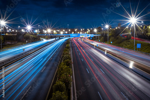 Carretera pasando coches y luces de los coches en ambas direcciones por obturación lenta. © BlackHill