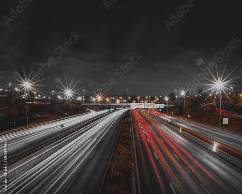 Carretera pasando coches y luces de los coches en ambas direcciones por obturación lenta. © BlackHill