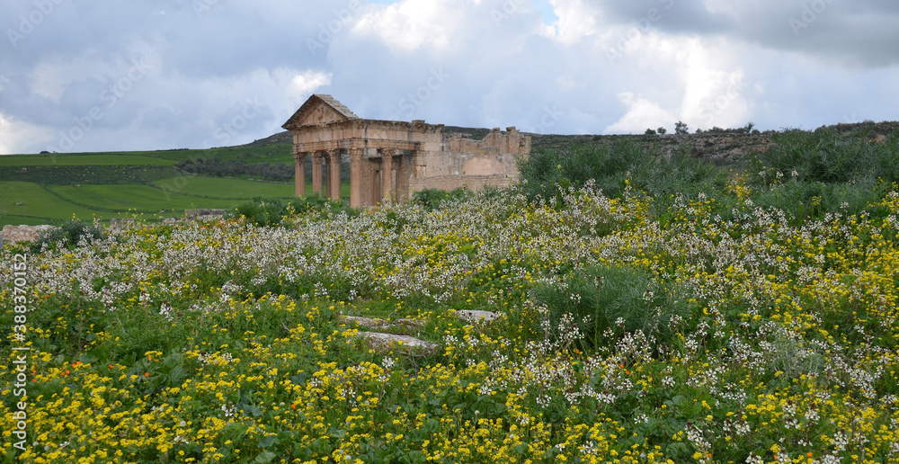 Vistas sobre las ruinas de la ciudad romana de Dougga en el norte de Tunez Vistas sobre las ruinas de la ciudad romana de Dougga en el norte de Tunez