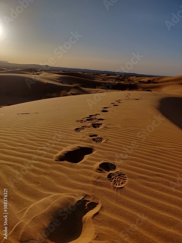 Fußabdrücke im Sand in den Dünen von Marokko, Wüste 