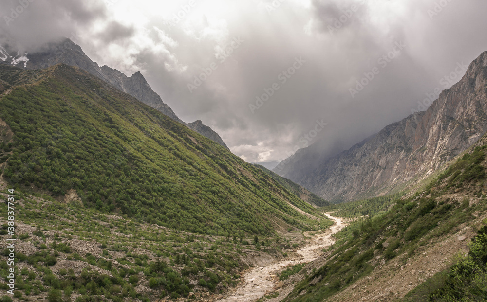Obraz premium Gangotri is one of the main Hindu holy places of pilgrimage in the Himalayas. The trail from Gangotri to Gomukh runs between the mountain peaks.