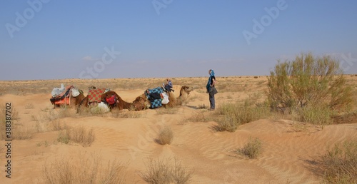 travesia por el desierto del sahara  cerca de la poblacion de Douz, Tunez