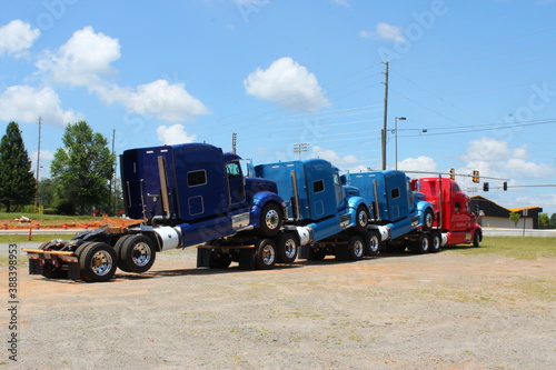 Φωτογραφία A truck gives other trucks a piggyback ride