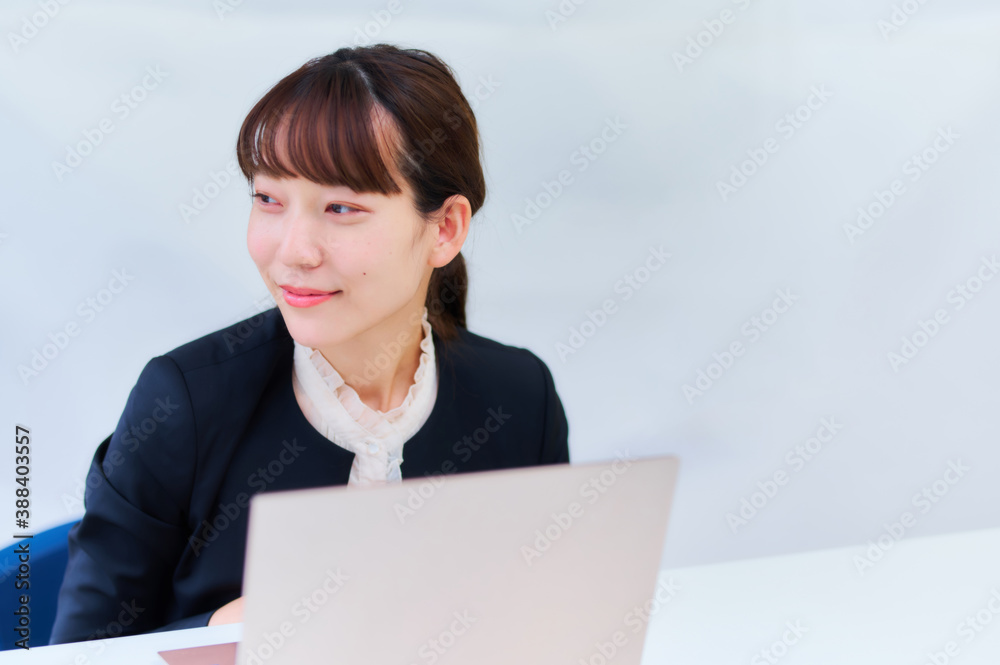 デスクワークをする女性 デスクワークをする女性