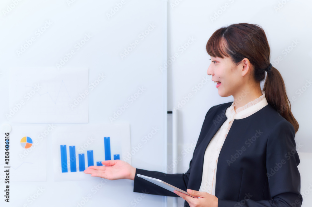 プレゼンする女性