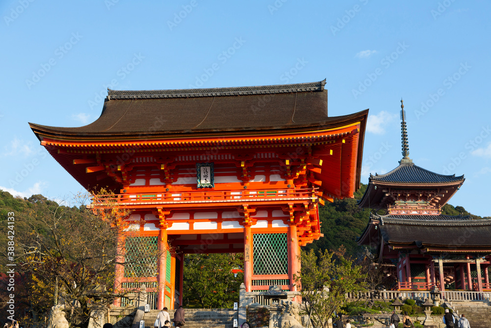 Fototapeta premium 清水寺仁王門と三重塔