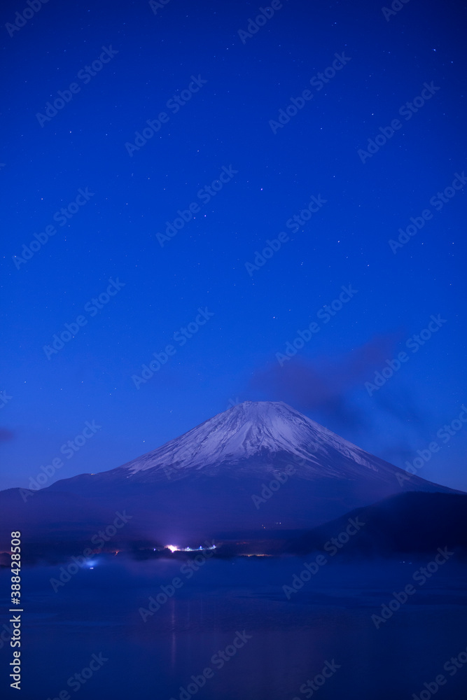 本栖湖からの夜富士