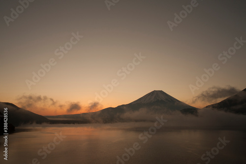 本栖湖からの夜明け © Paylessimages