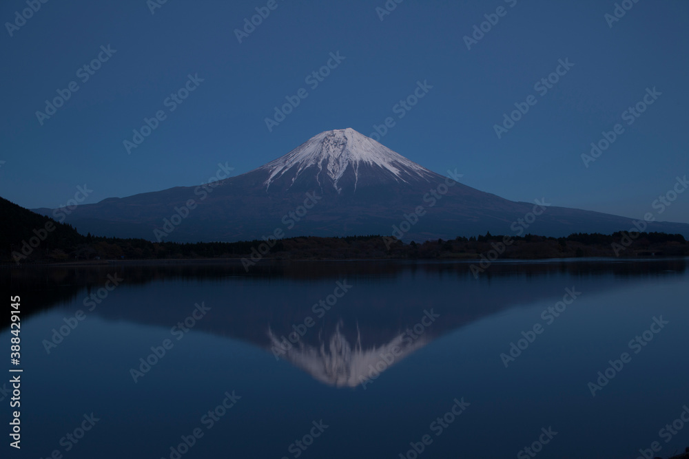田貫湖に写る夜の富士山