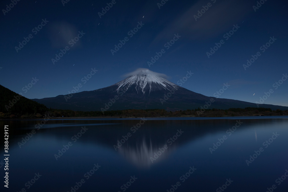 満月に照らされる田貫湖からの富士山