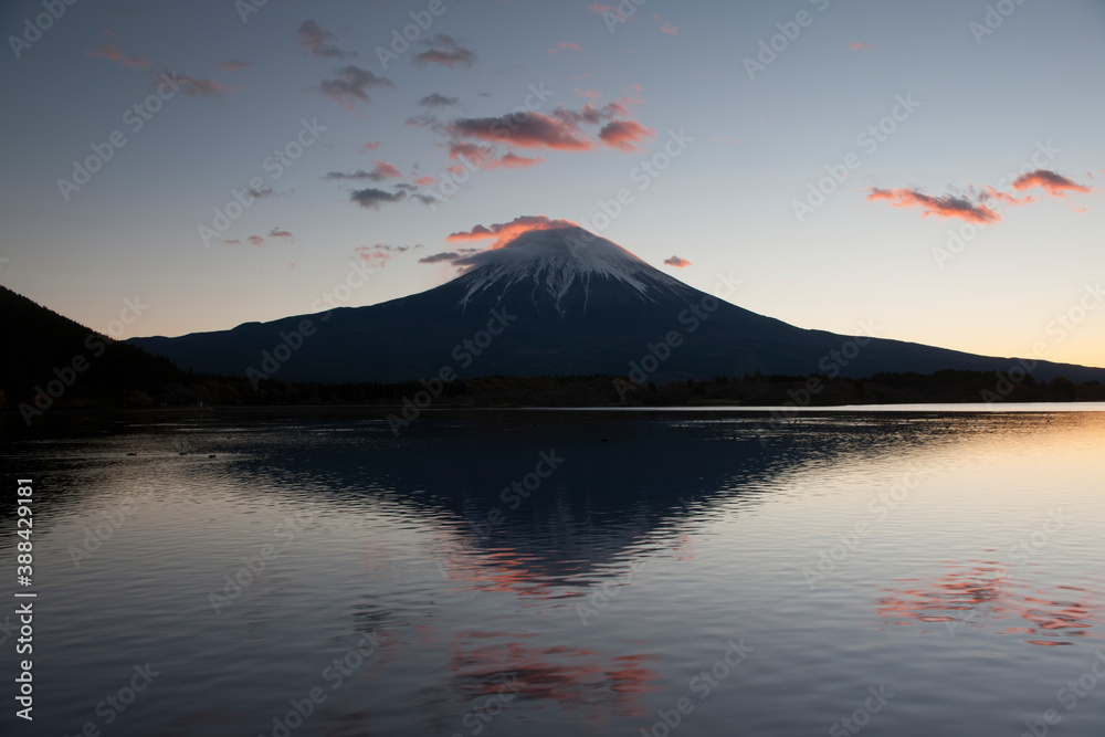 夜明けの田貫湖から見る富士山