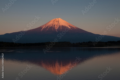 秋の田貫湖に写る夕景の富士山