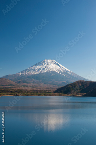 本栖湖からの秋の富士山