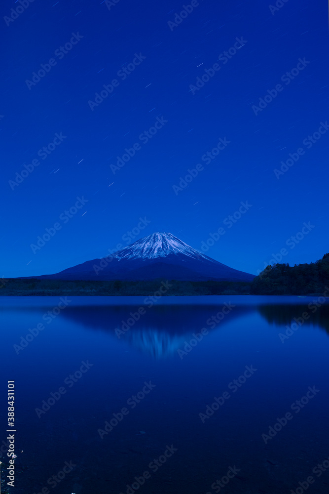 精進湖からの夜の士山