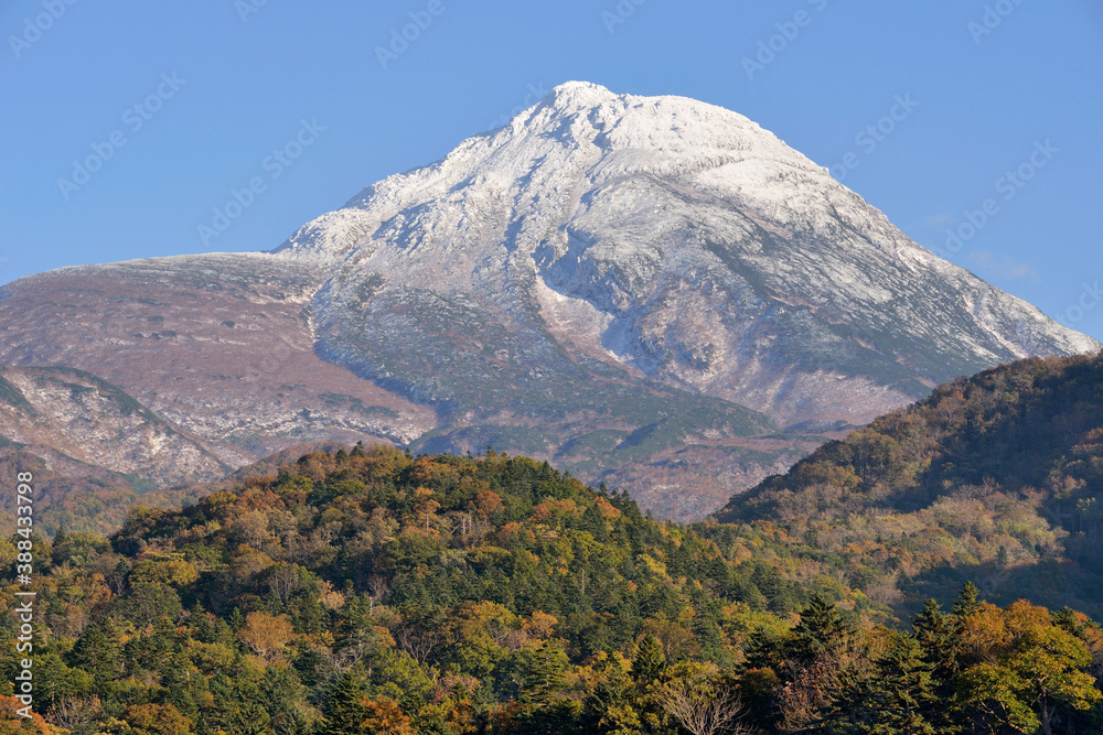 冠雪した秋の羅臼岳（北海道・知床）