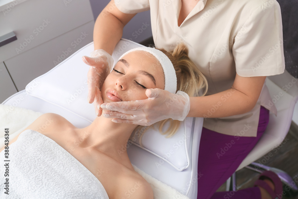 Obraz premium Woman undergoing cosmetic procedure in beauty salon