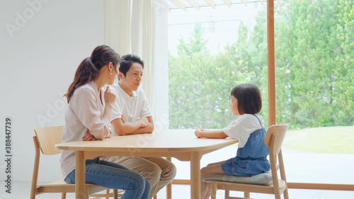 家で会話する家族 © siro46