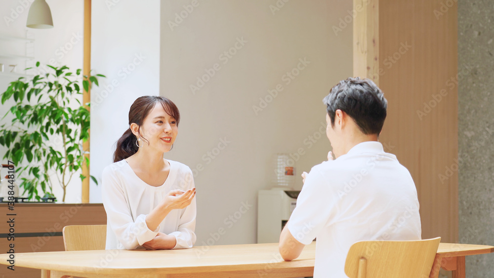 部屋で話す男女 部屋で話す男女