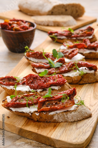 Toasts with goat cheese and dried tomato