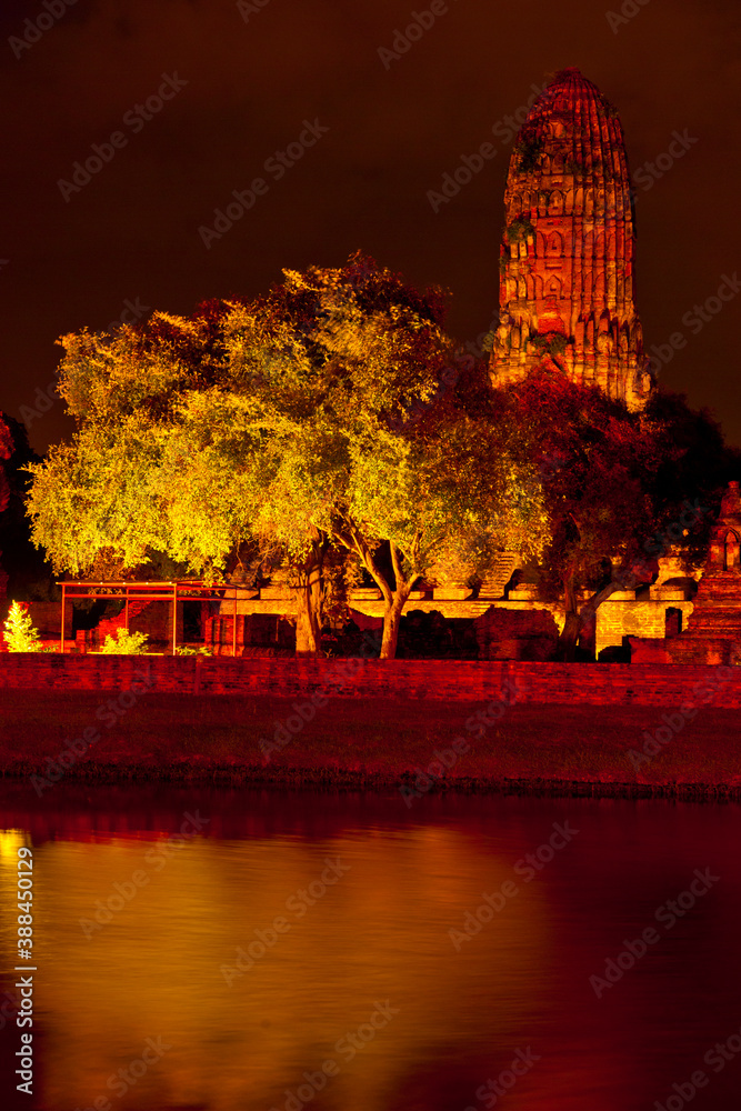 ライトアップされたワットチャイワッタナーラーム StockFoto Adobe Stock