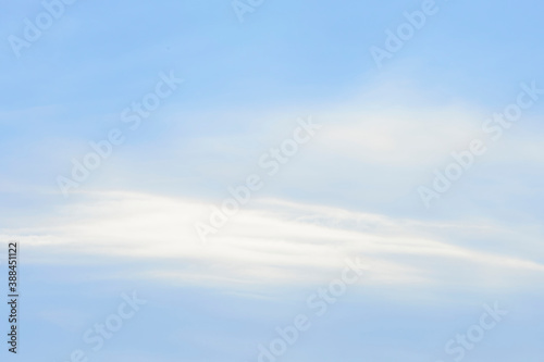 Plakat w ramie 秋の空のうすい雲