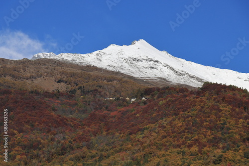 Slika na platnu I colori autunnali sulle Alpi Cozie in Piemonte con il Rocciamelone imbiancato