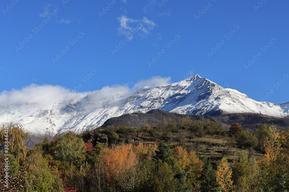 La campagna con i suoi colori autunnali e la montagna imbiancata con la prima neve sul Rocciamelone