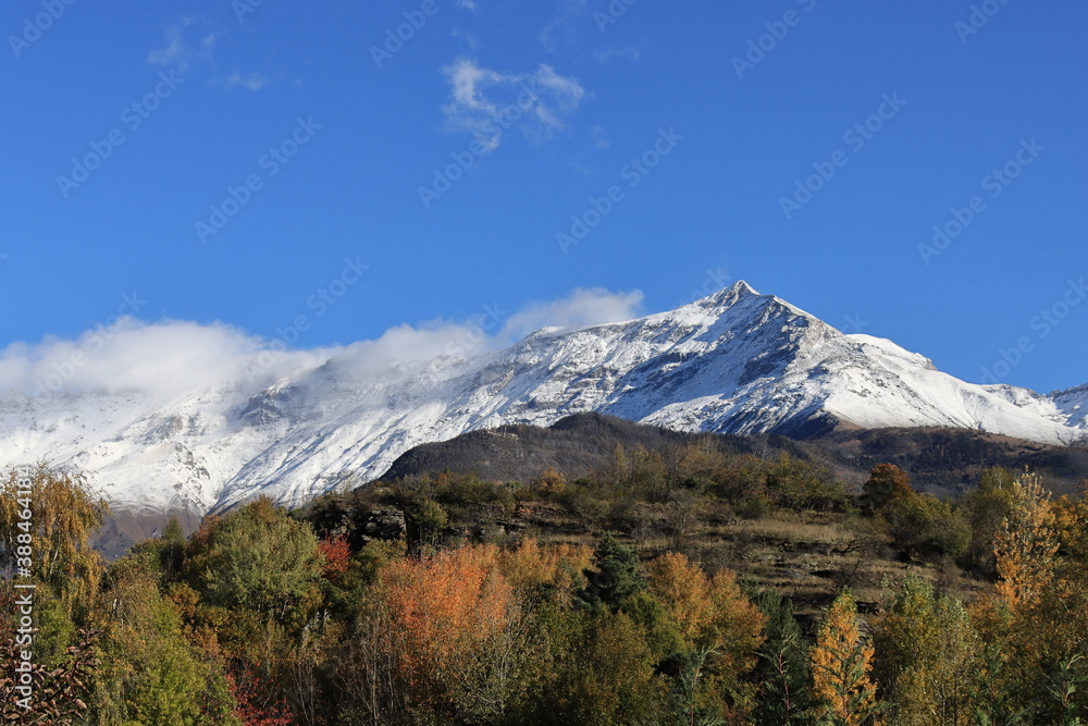 La campagna con i suoi colori autunnali e la montagna imbiancata con la prima neve sul Rocciamelone La campagna con i suoi colori autunnali e la montagna imbiancata con la prima neve sul Rocciamelone