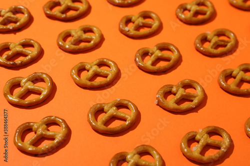 Obraz na płótnie Flat lay with cracker pretzels on orange background